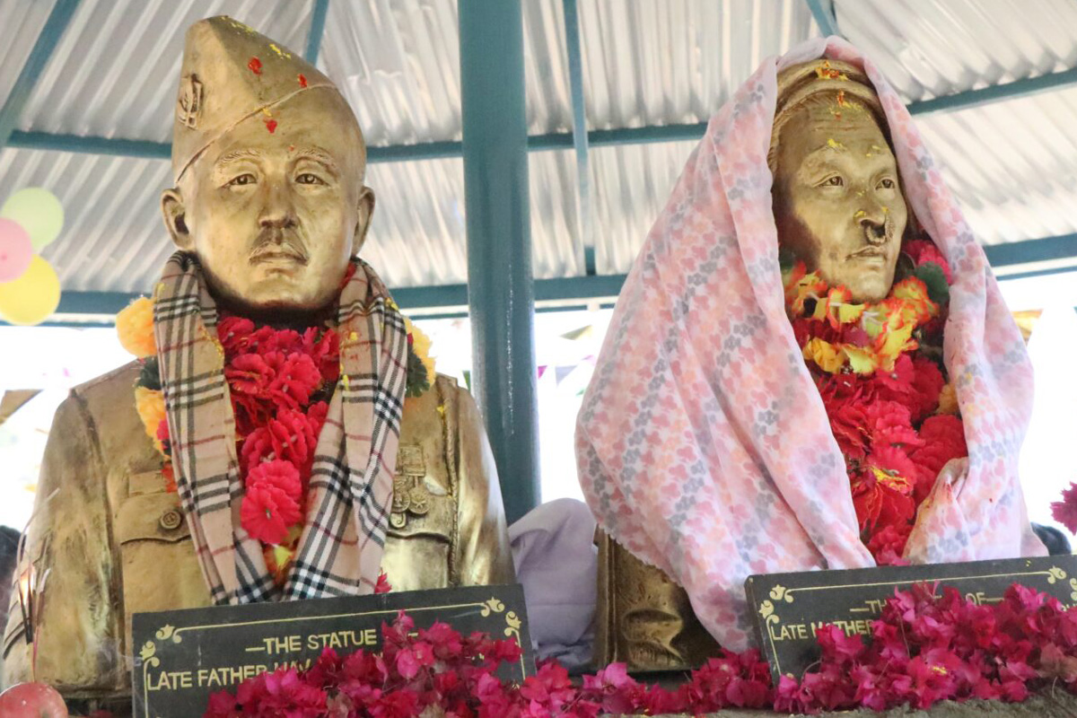 २० लाख लागतमा बुबाआमाको सालिक निर्माण